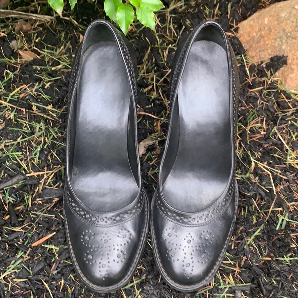 Bass black baby doll shoe with chunky heal.